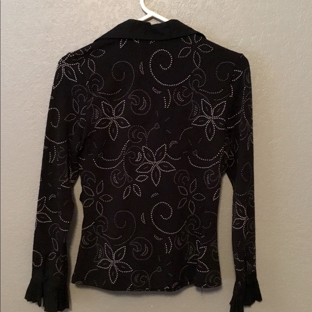 Ravel, black/white design top in size lrg